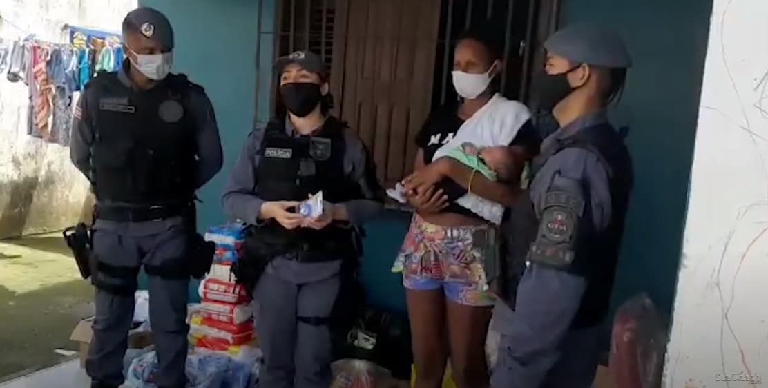 Policiais ajudam mulher dar à luz na Vila Alonso Costa