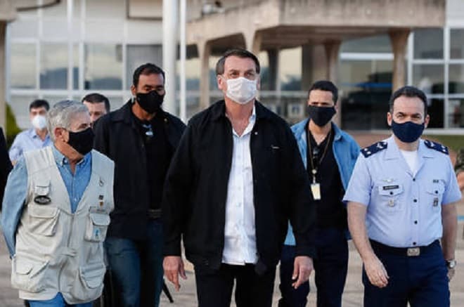 Bolsonaro sanciona lei que torna uso de máscara obrigatório no Brasil
