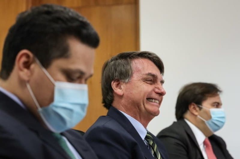 Bolsonaro anuncia sanção de projeto e discute ajuda a Estados