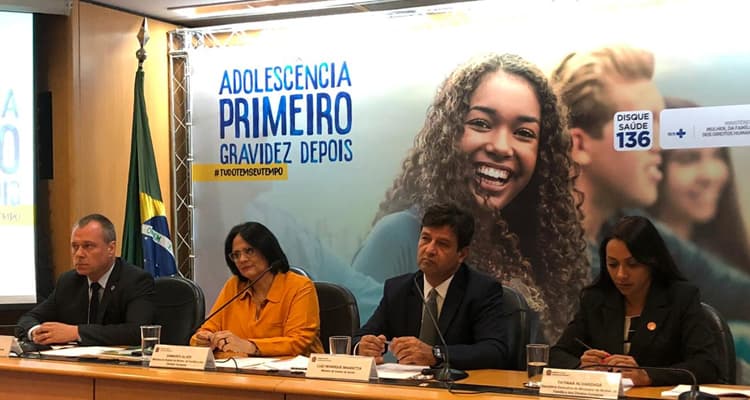 pessoas sentadas à mesa