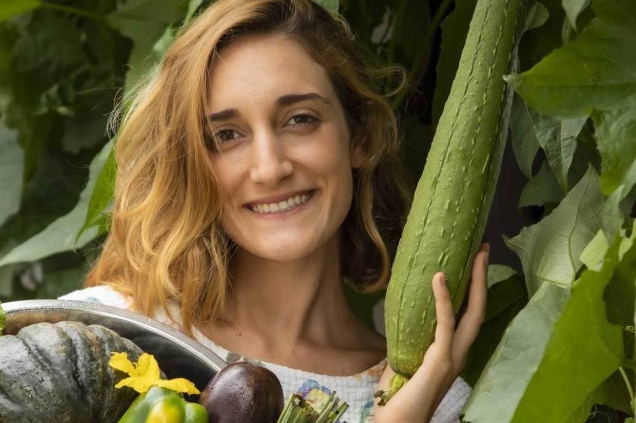 mulher segura veetais