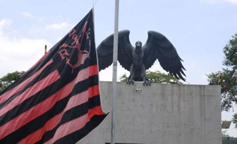 estátua de ave