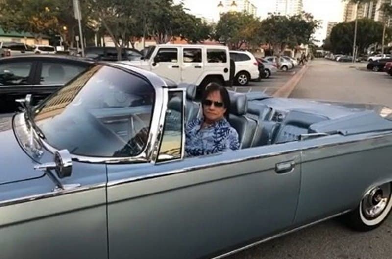 homem dirige carro