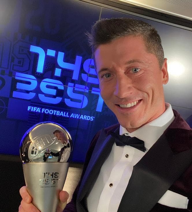 Lewandowski, melhor do mundo. Neymar, totalmente esquecido