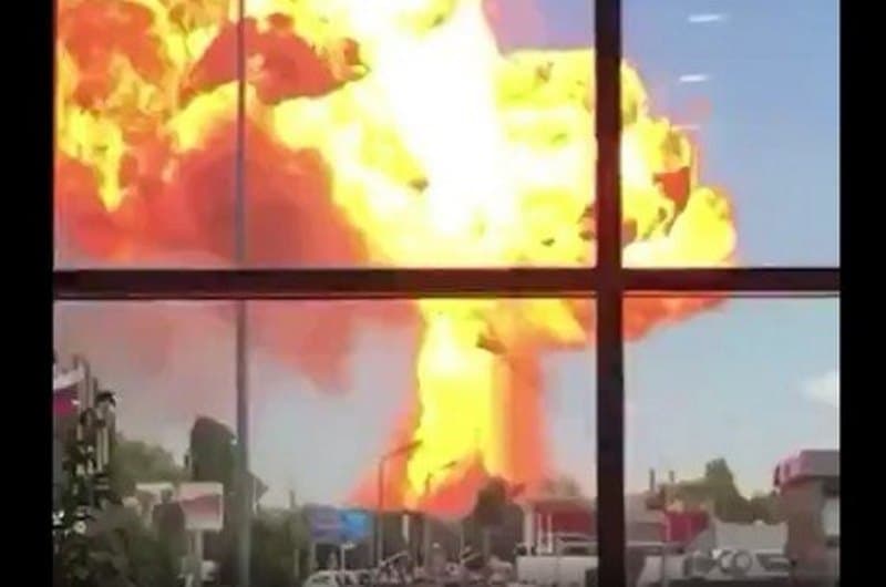 Explosão impressionante em posto de gasolina na Rússia deixa feridos