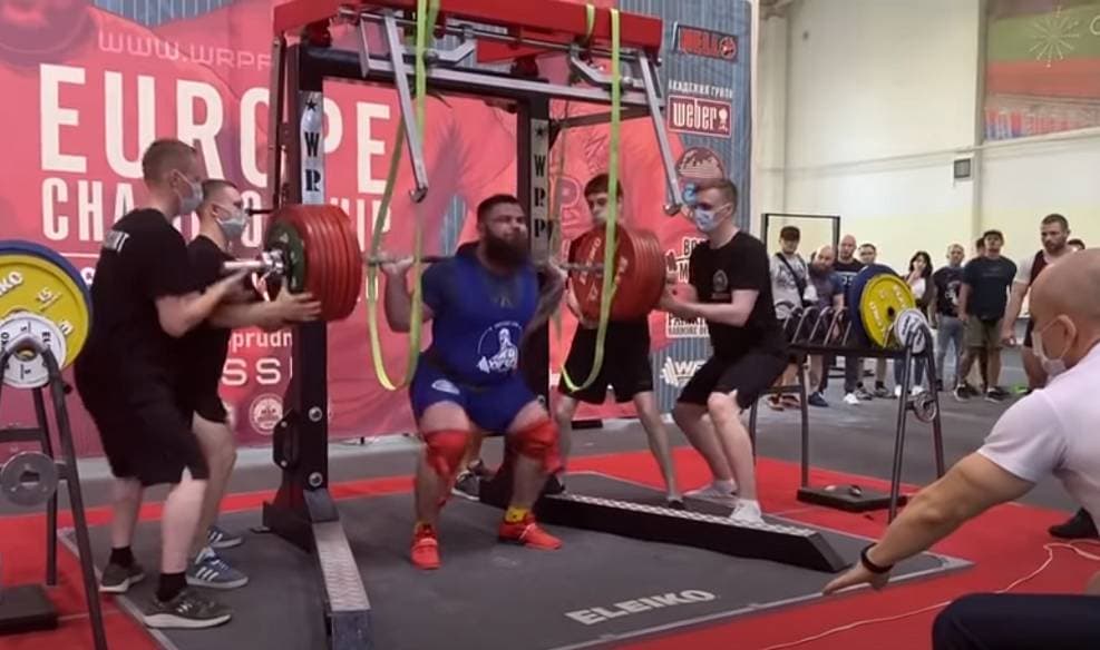 Atleta quebra joelhos ao tentar levantar 400 kg. Imagens fortes