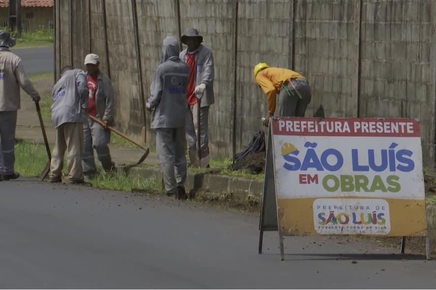 trabalhadores em obra de pavimentação