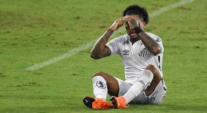 Santos tenta muito, mas fica no empate sem gols com o Botafogo