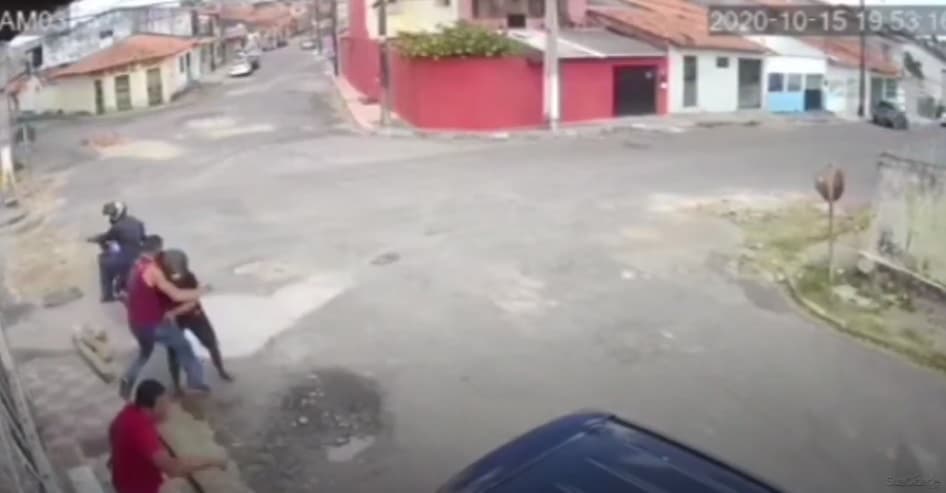 Câmera registra tentativa de assalto e reação das vítimas