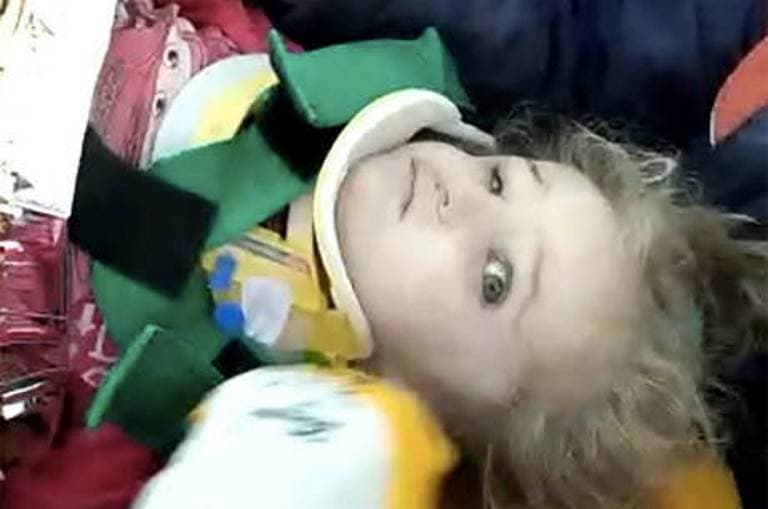Menina de 3 anos é resgatada 65 horas após terremoto na Turquia