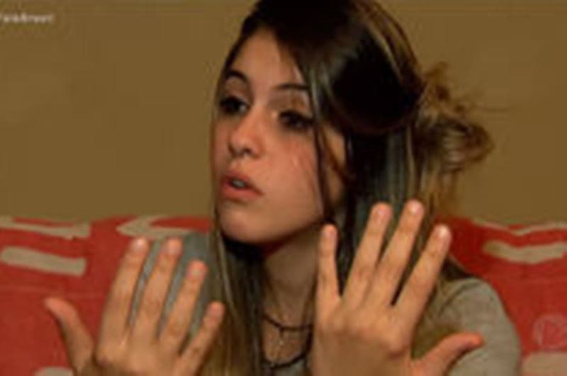 menina mostra unhas