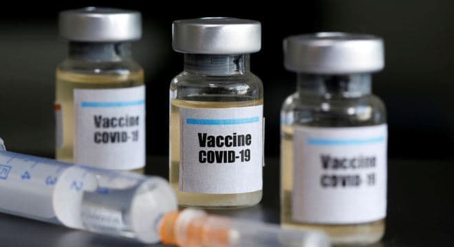 Covid-19: Johnson anuncia início de testes da vacina no Brasil
