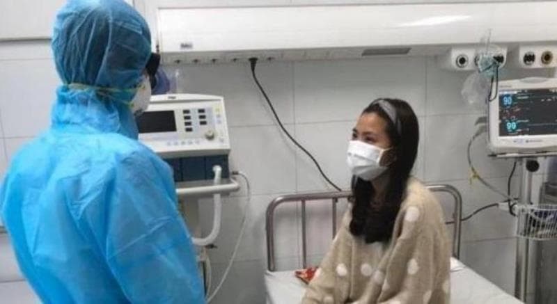 médico atende paciente