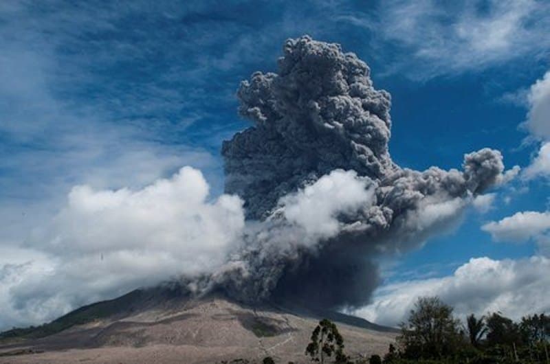 Vulcão na Indonésia entra em erupção pela 2ª vez em 3 dias