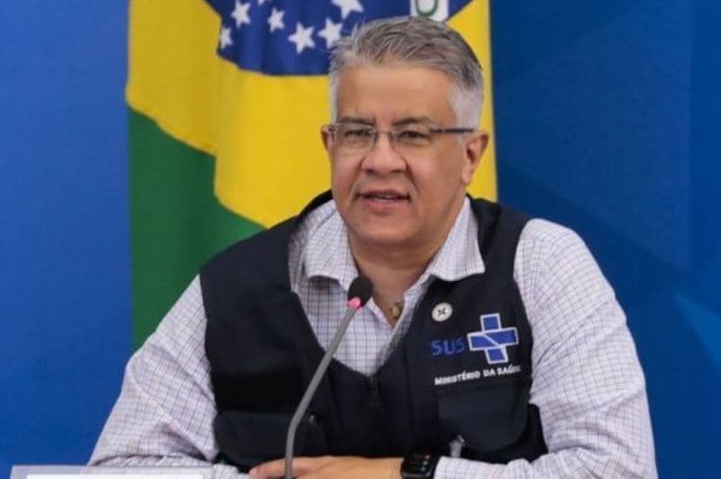 Vacina contra covid-19 só deve sair em dois anos, diz secretário