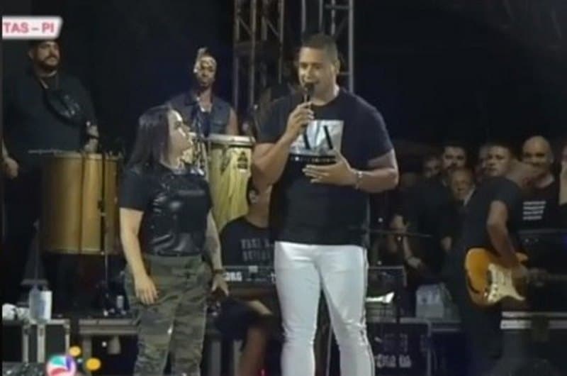homem fala ao microfone