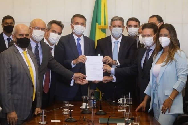 Bolsonaro entrega MP que cria o Auxílio Brasil, em substituição ao Bolsa Família