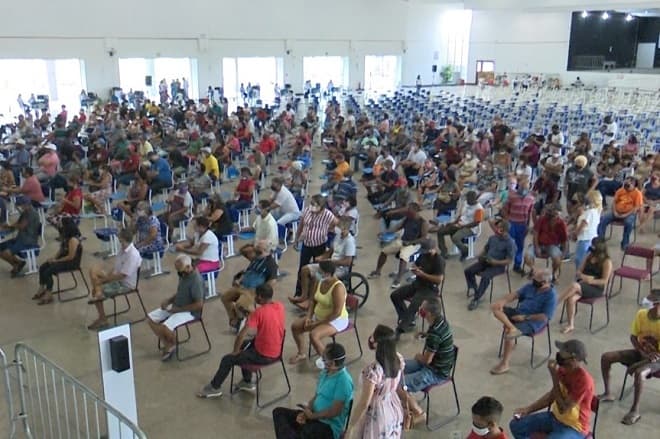 Idosos de 60 anos começam a ser vacinados nesta terça-feira (27)