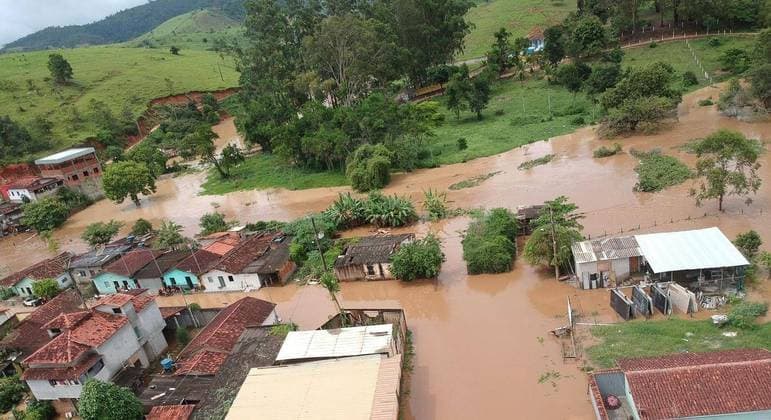 Com bairros isolados, BA e MG estão em alerta de perigo de chuvas