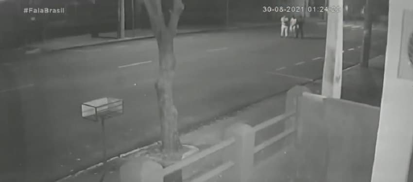 Vídeo mostra quando suspeito de ataque é baleado em SP