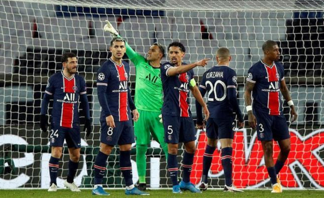 Messi faz golaço, mas perde pênalti e Barça cai para o PSG
