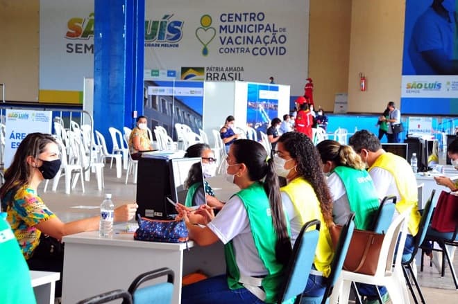 Aplicação de terceira dose de reforço inicia nesta segunda-feira