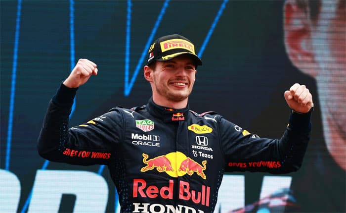 Verstappen é punido após acidente com Hamilton