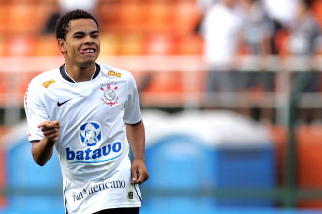 Apesar de Dentinho e Paulinho, Corinthians mira reforços pontuais