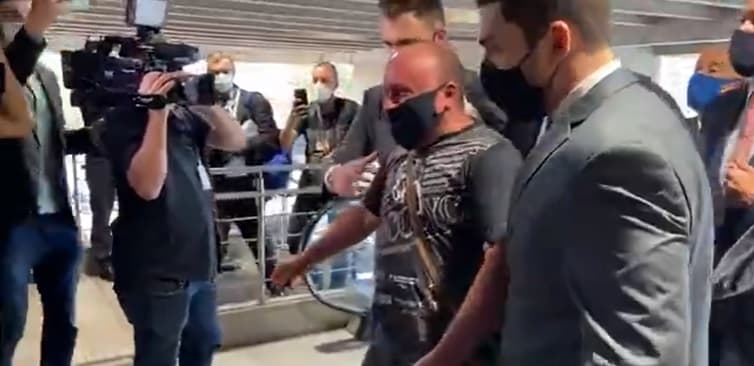 Kiss: réu chega ao julgamento chorando: 'Não sou assassino!'