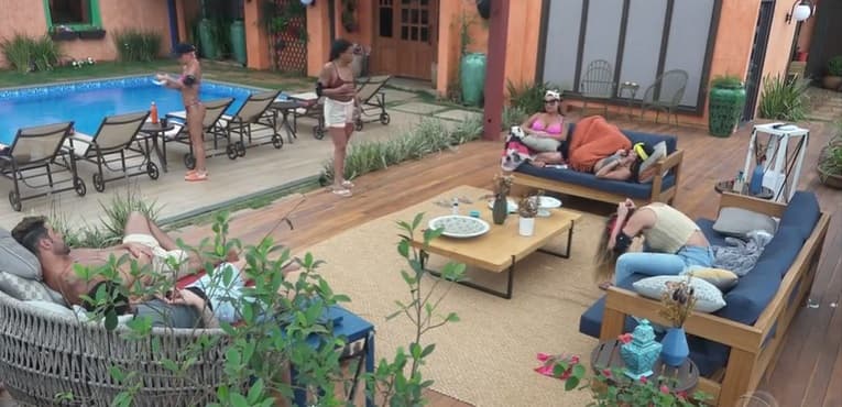 A Fazenda 13: "Te manca", dispara Tati em discussão com Dayane