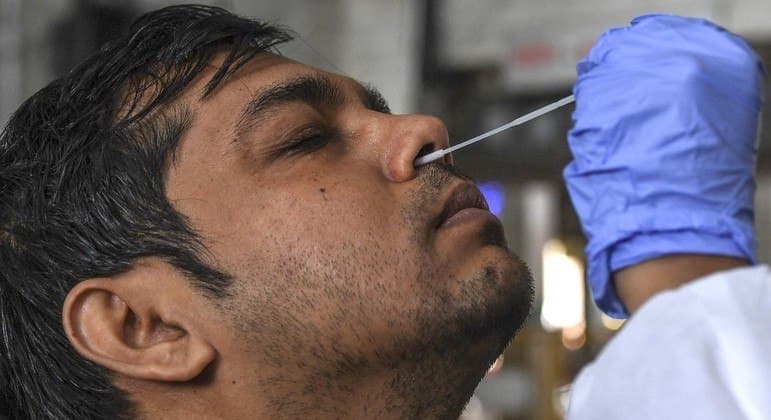 Variante Ômicron provoca recorde mundial de casos de Covid-19