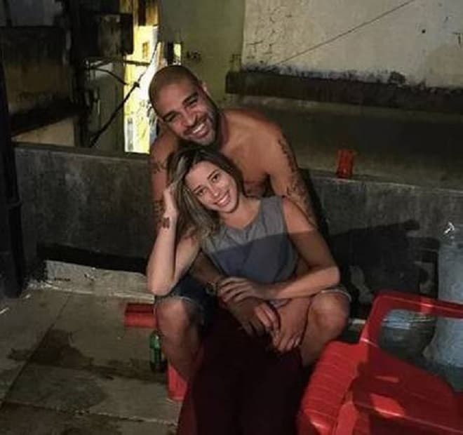 Adriano briga com namorada em hotel de luxo e termina relação
