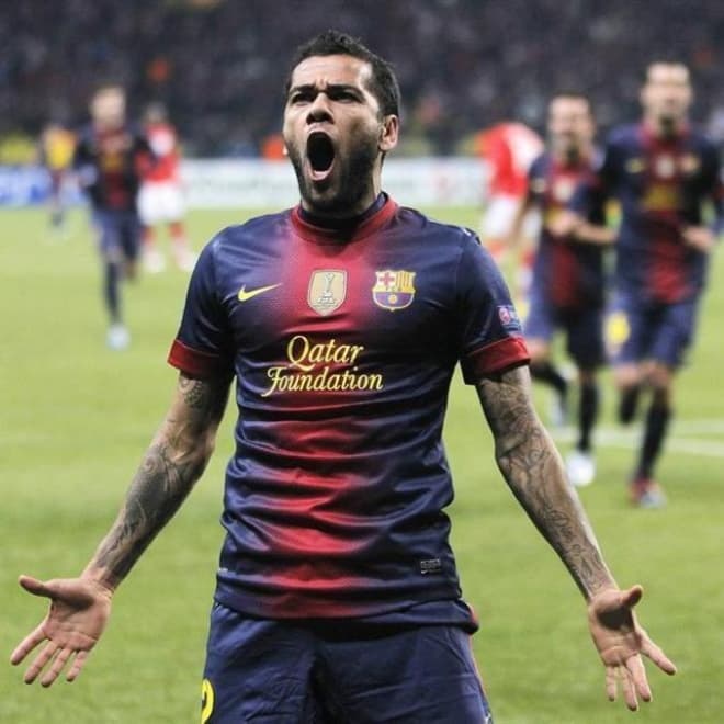 Daniel Alves, que estava sem clube, acerta volta ao Barcelona