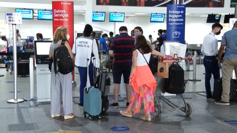 Turistas são recepcionados com música e dança no aeroporto