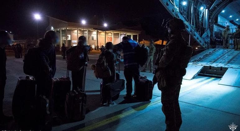 Tropas dos EUA assumem o controle do aeroporto de Cabul