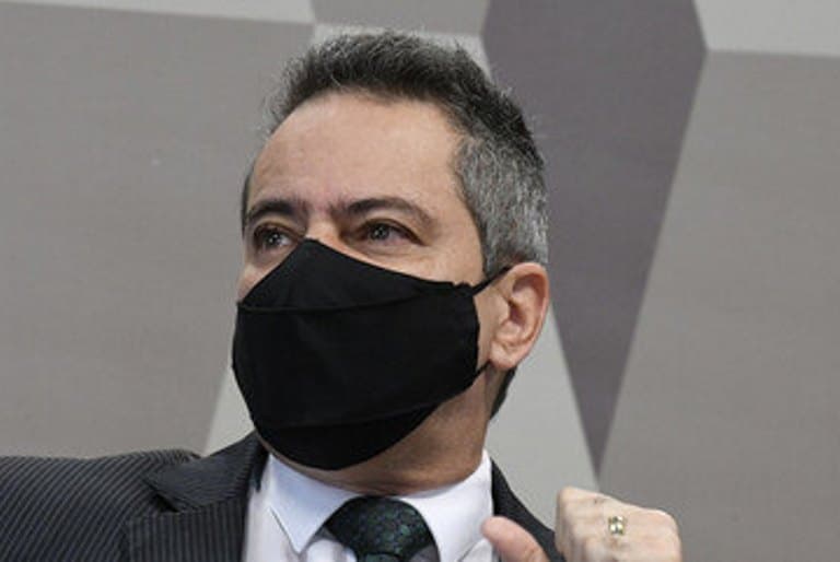 Elcio Franco diz que negociação por CoronaVac nunca foi interrompida