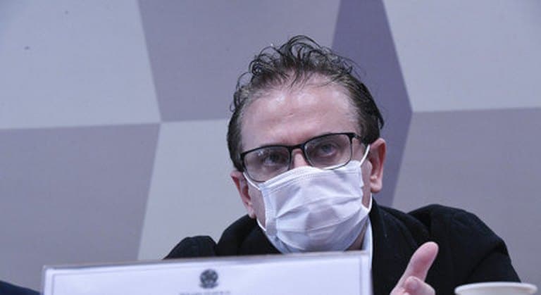 Negociador de vacinas admite que recebeu auxílio emergencial