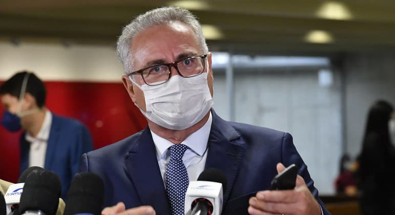 Renan Calheiros sobre Luciano Hang: 'É um bobo da corte'