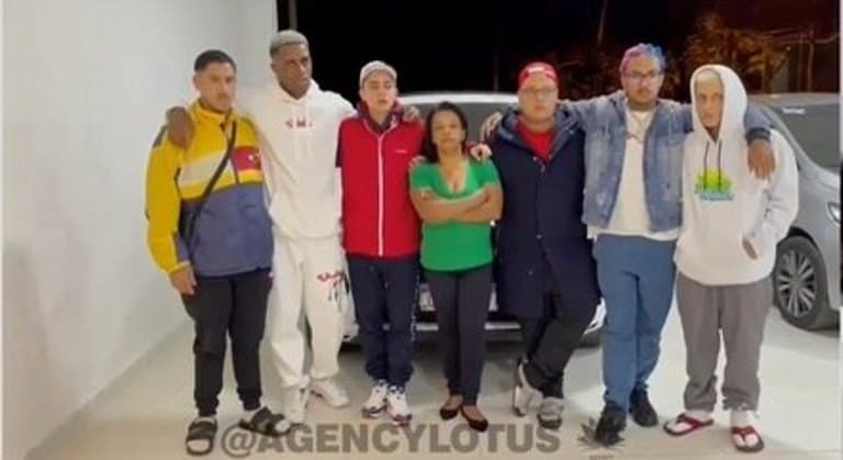 Amigos de MC Kevin rifam carro para ajudar mãe do funkeiro