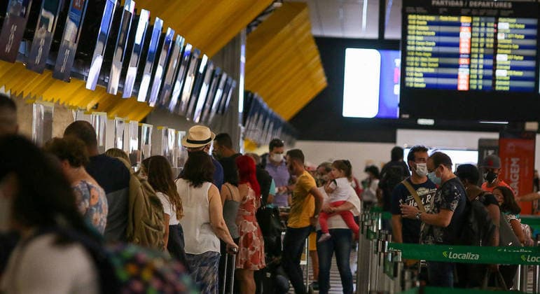 Brasil proíbe voos da África do Sul para frear nova variante da covid