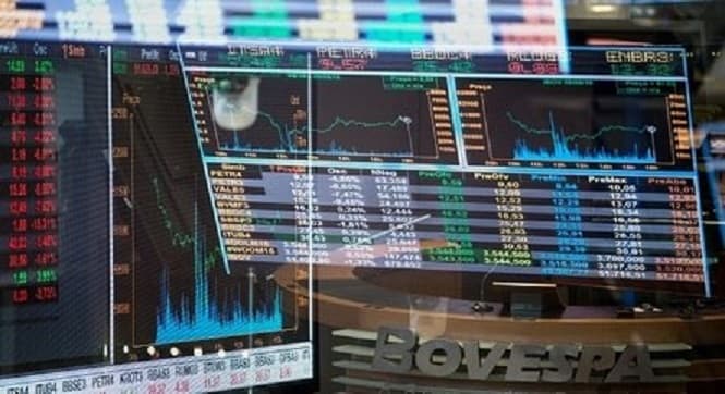 Ações da Petrobras desabam quase 20% e dólar dispara