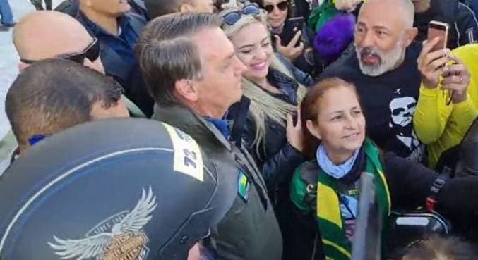 Em Brasília, Bolsonaro participa de manifestação de apoiadores