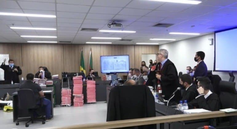 Kiss: 3º dia tem briga entre dono de loja de fogos e defesa de réu
