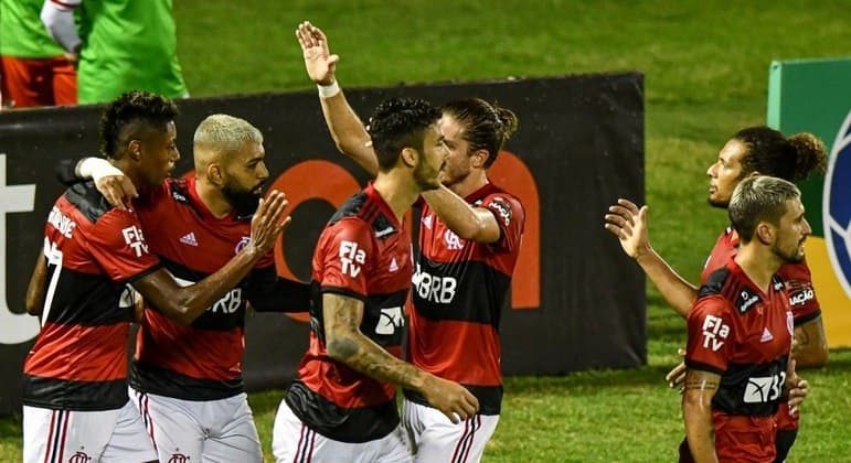 Na volta dos titulares, Fla atropela Bangu e abre 3 pontos na liderança