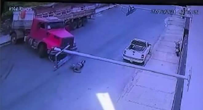 Câmera flagra homem escapando de atropelamento em São Luís
