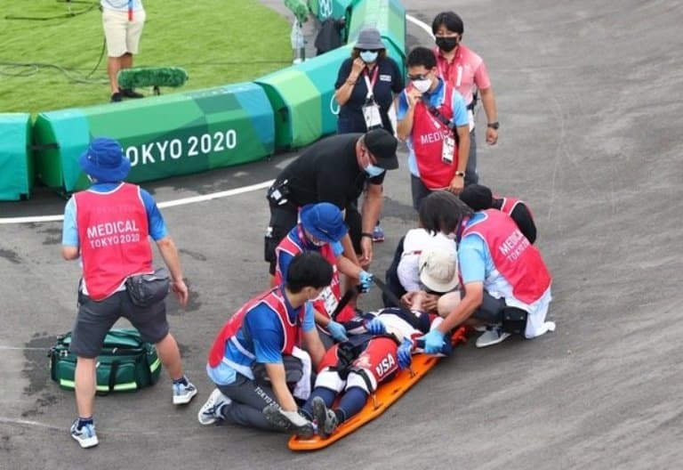 Ciclista sofre acidente assustador e quebra clavícula em prova do BMX
