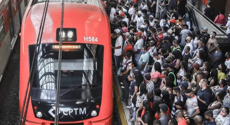 Taxa de transmissão da covid no Brasil atinge nível mais alto do ano