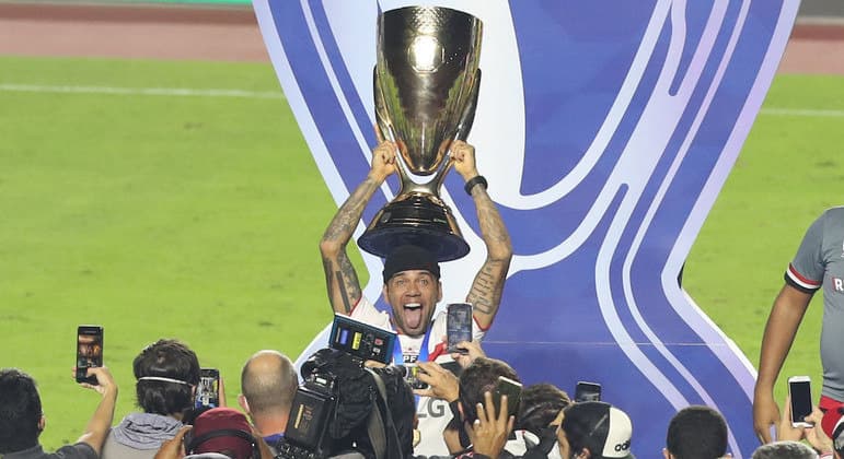 Acabou a paciência: Daniel Alves cobra os R$ 11 milhões de salários