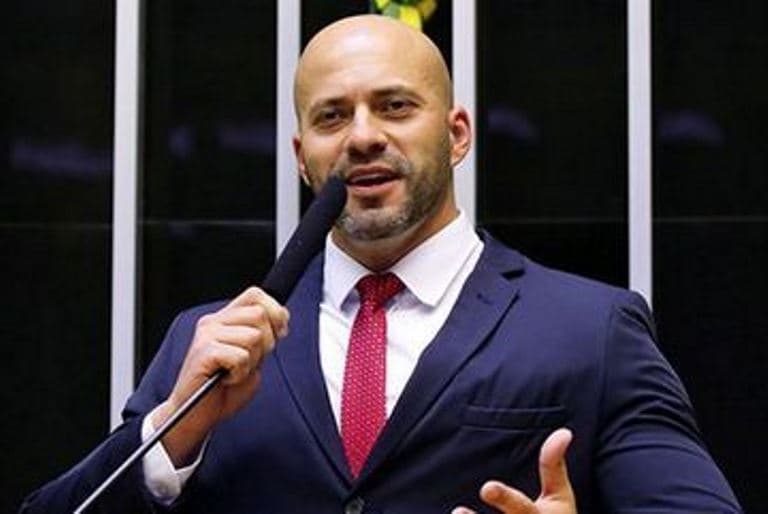 Moraes dá 48h para Daniel Silveira explicar pedidos de asilo a 4 países