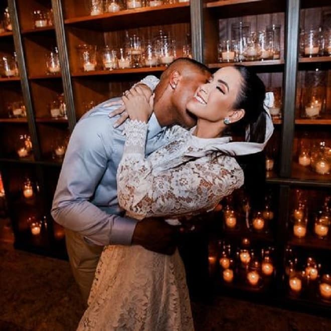 Douglas Costa se casa com modelo em hotel de luxo